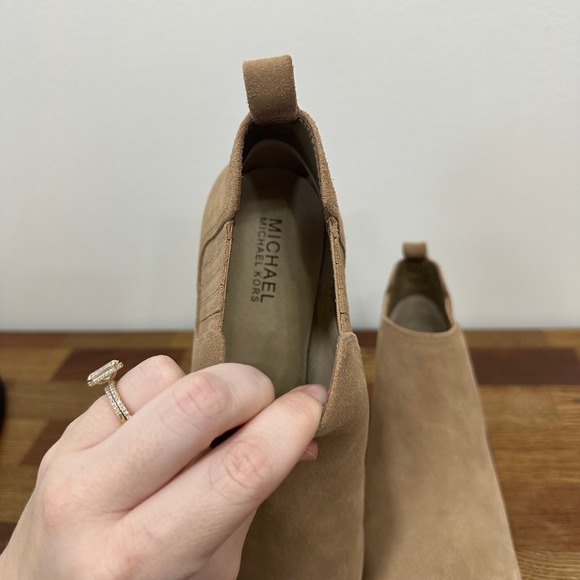 Michael Kors Womens Chelsea Boots 9.5 Tan Suede Leather Ankle Heel Point Toe - Picture 8 of 10